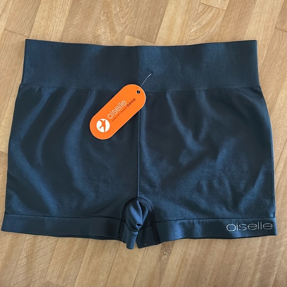 oiselle Pants - Oiselle | Fitted Shorts Medium